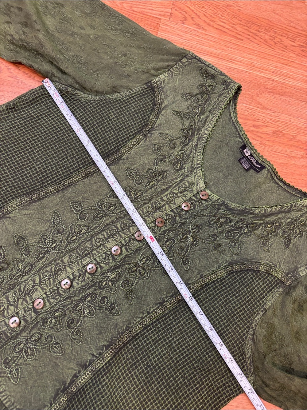 Flower olive green long sleeve button-up top. Size 1X. - Picture 12 of 17